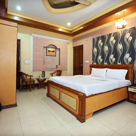 Capital O 10990 Hotel Gobind Regency Zirakpur ภายนอก รูปภาพ