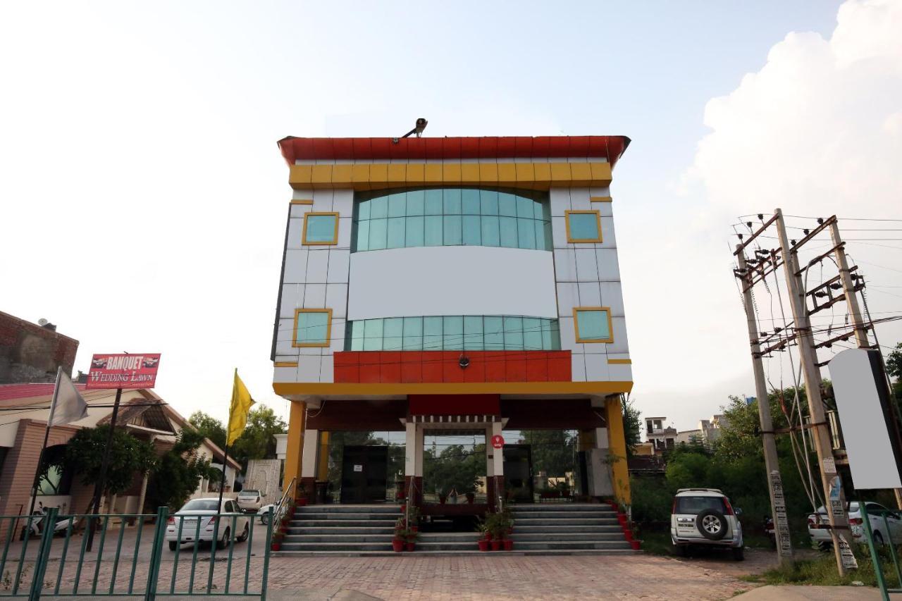 Capital O 10990 Hotel Gobind Regency Zirakpur ภายนอก รูปภาพ