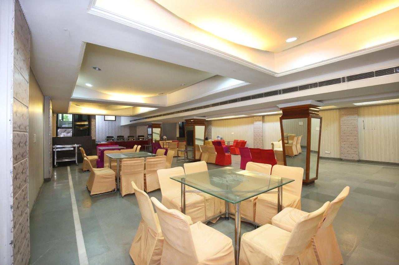 Capital O 10990 Hotel Gobind Regency Zirakpur ภายนอก รูปภาพ