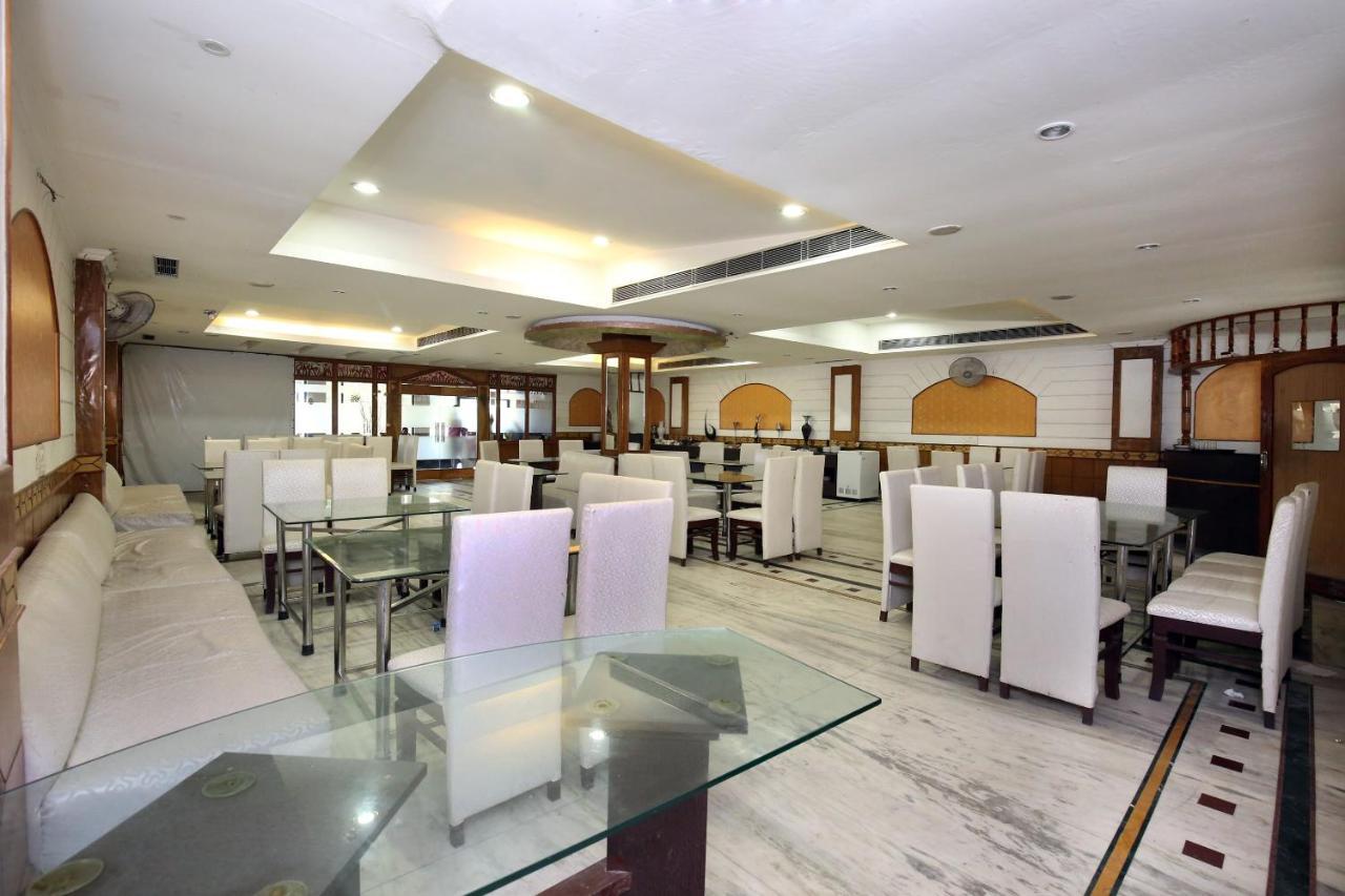 Capital O 10990 Hotel Gobind Regency Zirakpur ภายนอก รูปภาพ